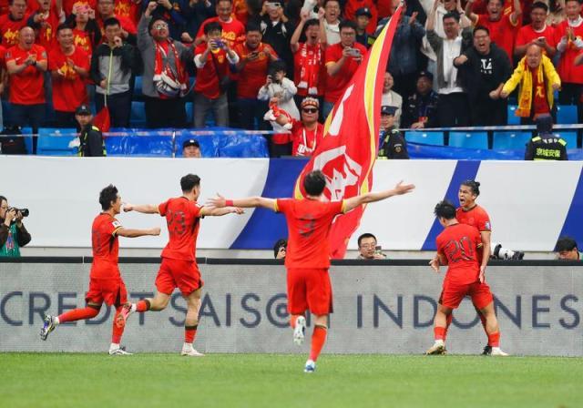 1728999813142071509.jpg 开云体育下载-【世预赛】拜合拉木破门张玉宁单刀 国足2比1胜印尼