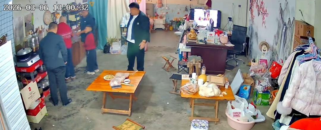 kaiyun体育官网-没出正月就理发，舅舅暴怒狠踹6岁外甥，妈妈给舅舅赔罪发红包！