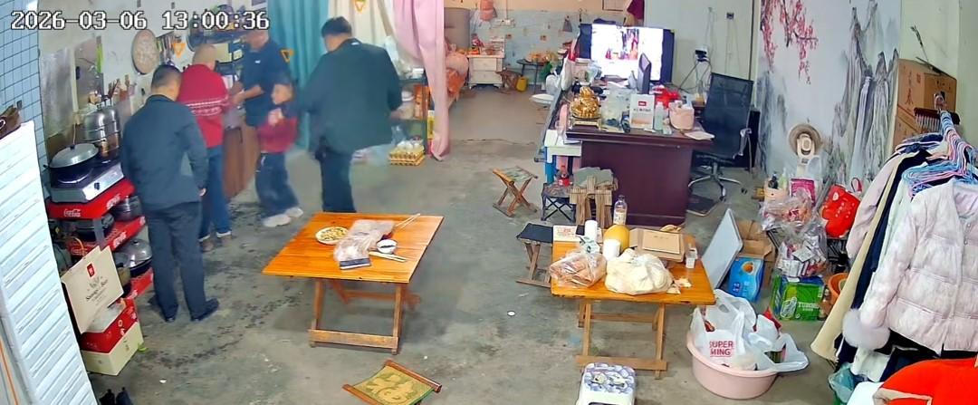 kaiyun体育官网-没出正月就理发，舅舅暴怒狠踹6岁外甥，妈妈给舅舅赔罪发红包！